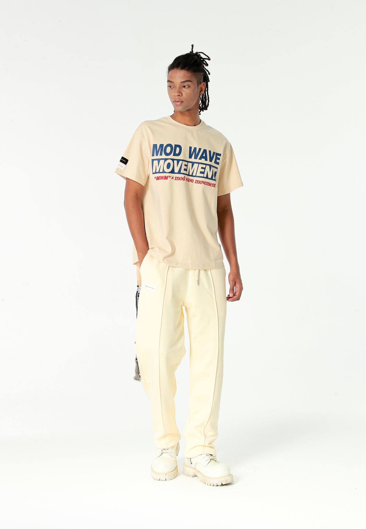 Camiseta TEDDY de corte regular con bordado frontal y print Streetwear Dog en la espalda | MWM [PS_COLORS:ECRU]