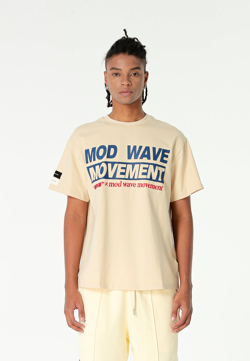 Camiseta TEDDY de corte regular con bordado frontal y print Streetwear Dog en la espalda | MWM [PS_COLORS:ECRU]