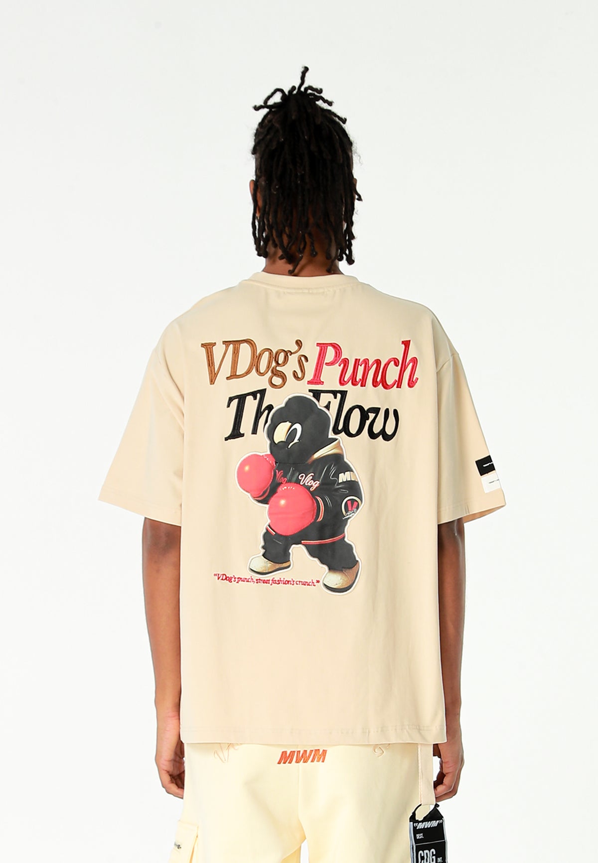Camiseta Vanguard Dogs Punch de corte regular con print 3D en la espalda | MWM [PS_COLORS:ECRU]