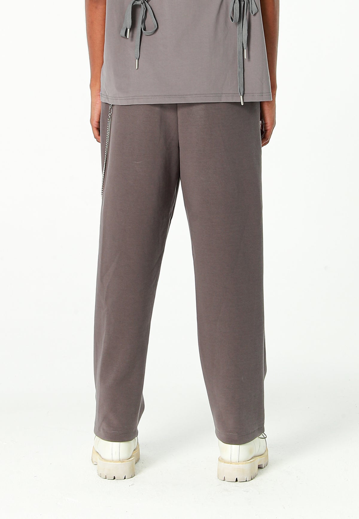 Pantalón Básico con pinzas, bajos ajustables y cadena lateral | MWM [PS_COLORS:GREY]