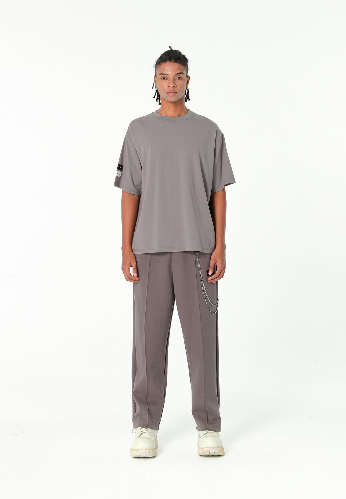 Pantalón Básico con pinzas, bajos ajustables y cadena lateral | MWM [PS_COLORS:GREY]