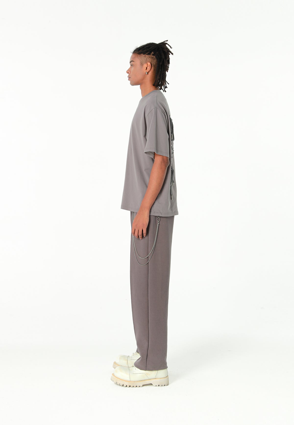 Pantalón Básico con pinzas, bajos ajustables y cadena lateral | MWM [PS_COLORS:GREY]