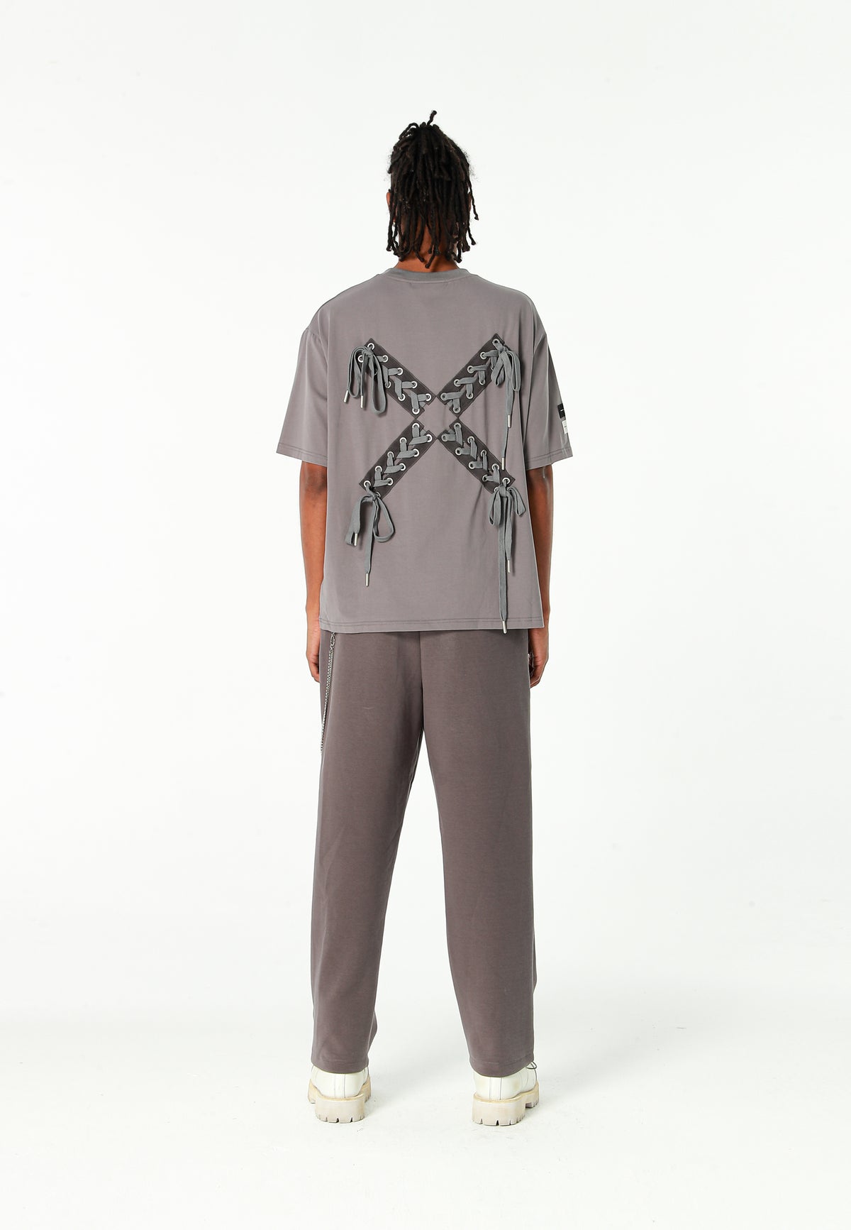 Pantalón Básico con pinzas, bajos ajustables y cadena lateral | MWM [PS_COLORS:GREY]