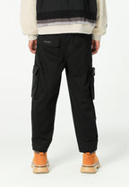 Pantalón cargo de corte relajado con doble cintura y bolsillos laterales | MWM [PS_COLORS:BLACK]