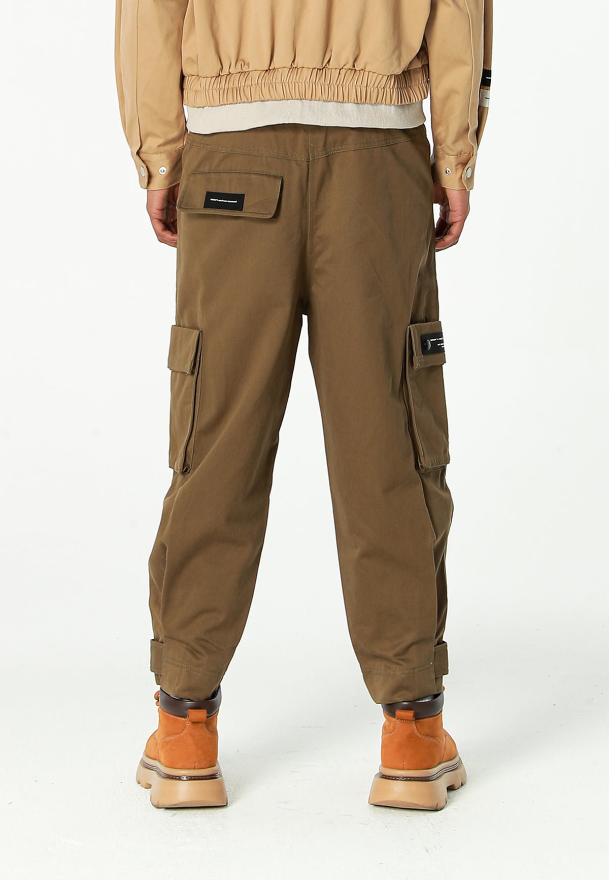 Pantalón cargo de corte relajado con doble cintura y bolsillos laterales | MWM [PS_COLORS:KHAKI]