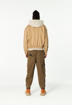 Pantalón cargo de corte relajado con doble cintura y bolsillos laterales | MWM [PS_COLORS:KHAKI]