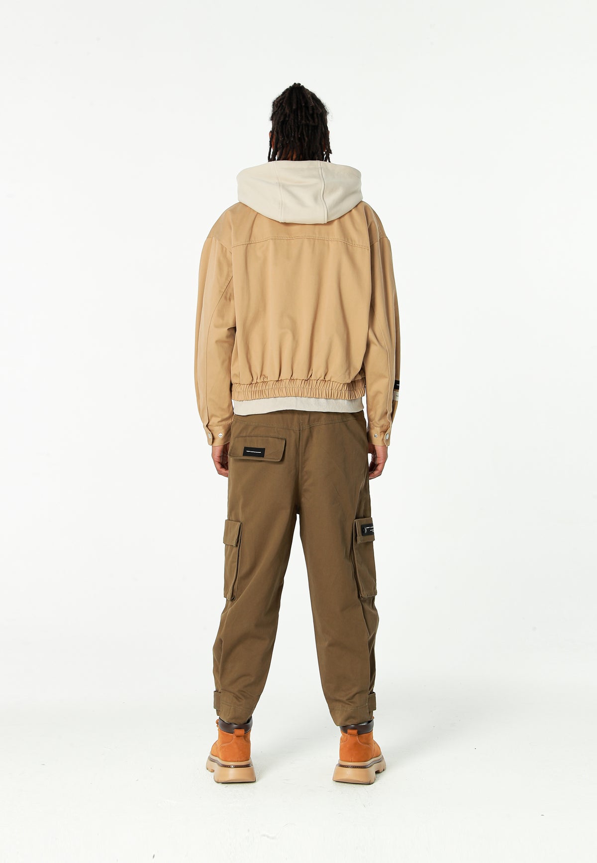 Pantalón cargo de corte relajado con doble cintura y bolsillos laterales | MWM [PS_COLORS:KHAKI]