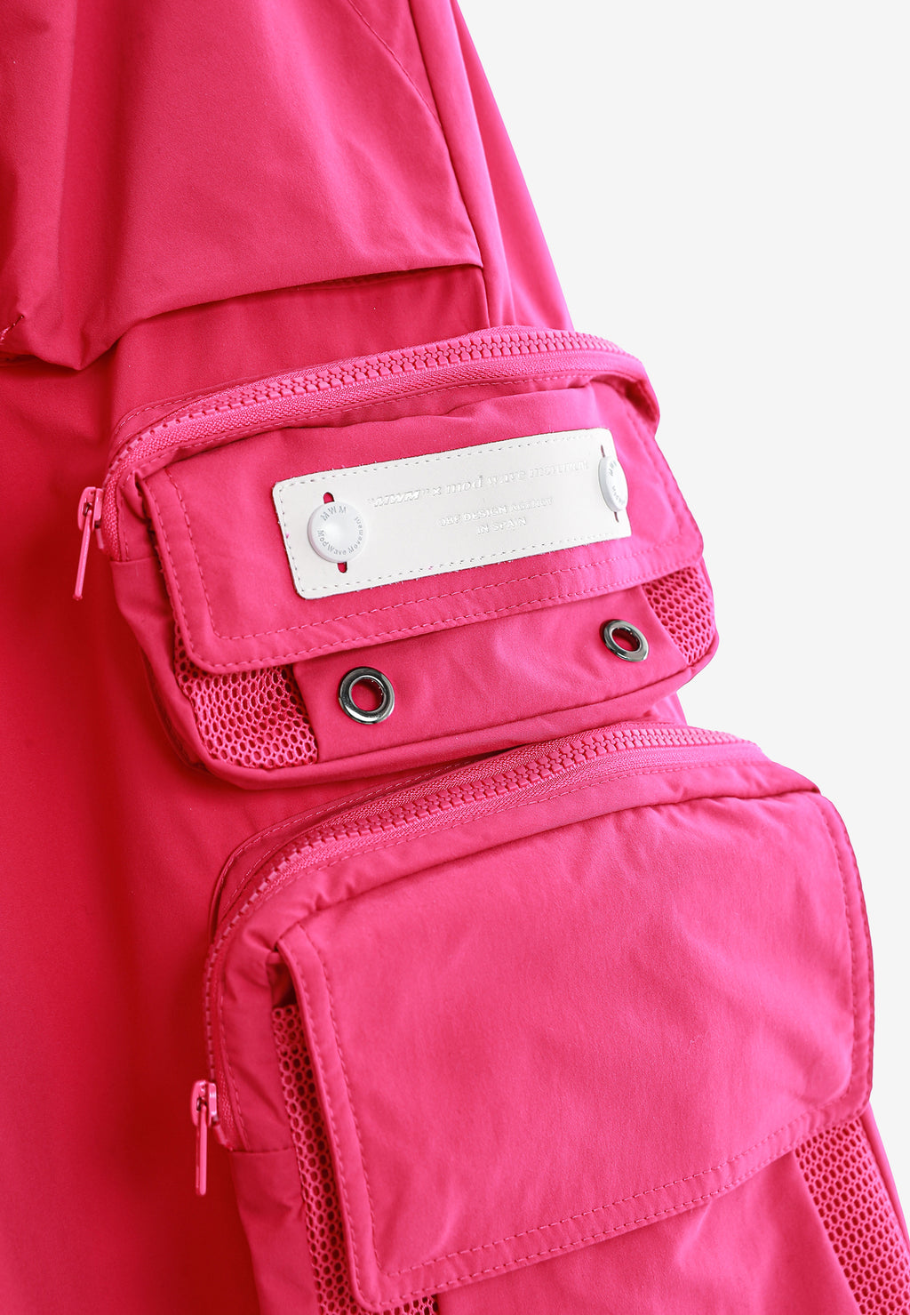Pantalón técnico de pierna ancha con multibolsillos laterales y bajos ajustables | MWM [PS_COLORS:FUCHSIA]
