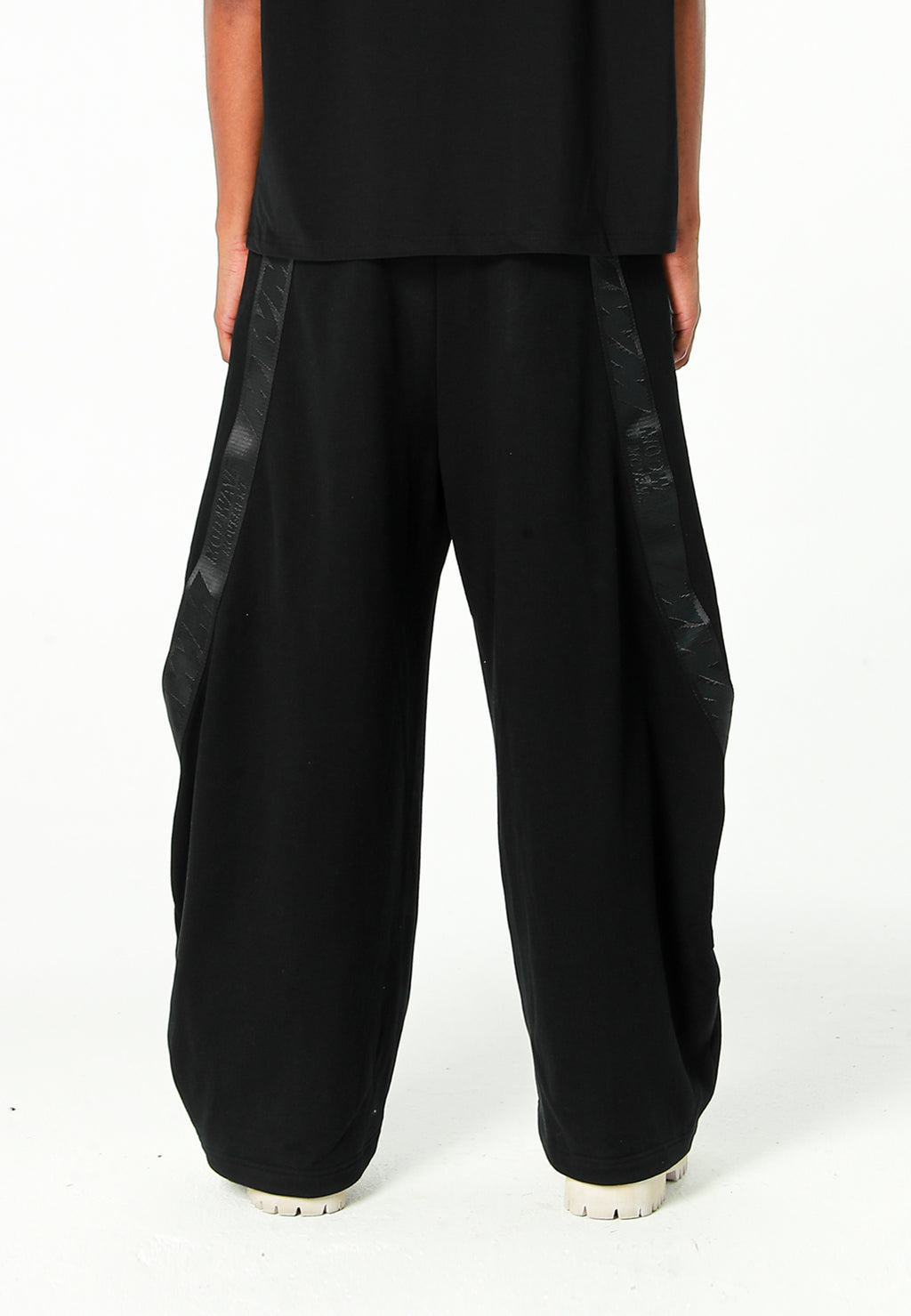 Pantalón barrel con cintas asimétricas MWM y bajos ajustables | MWM [PS_COLORS:BLACK]