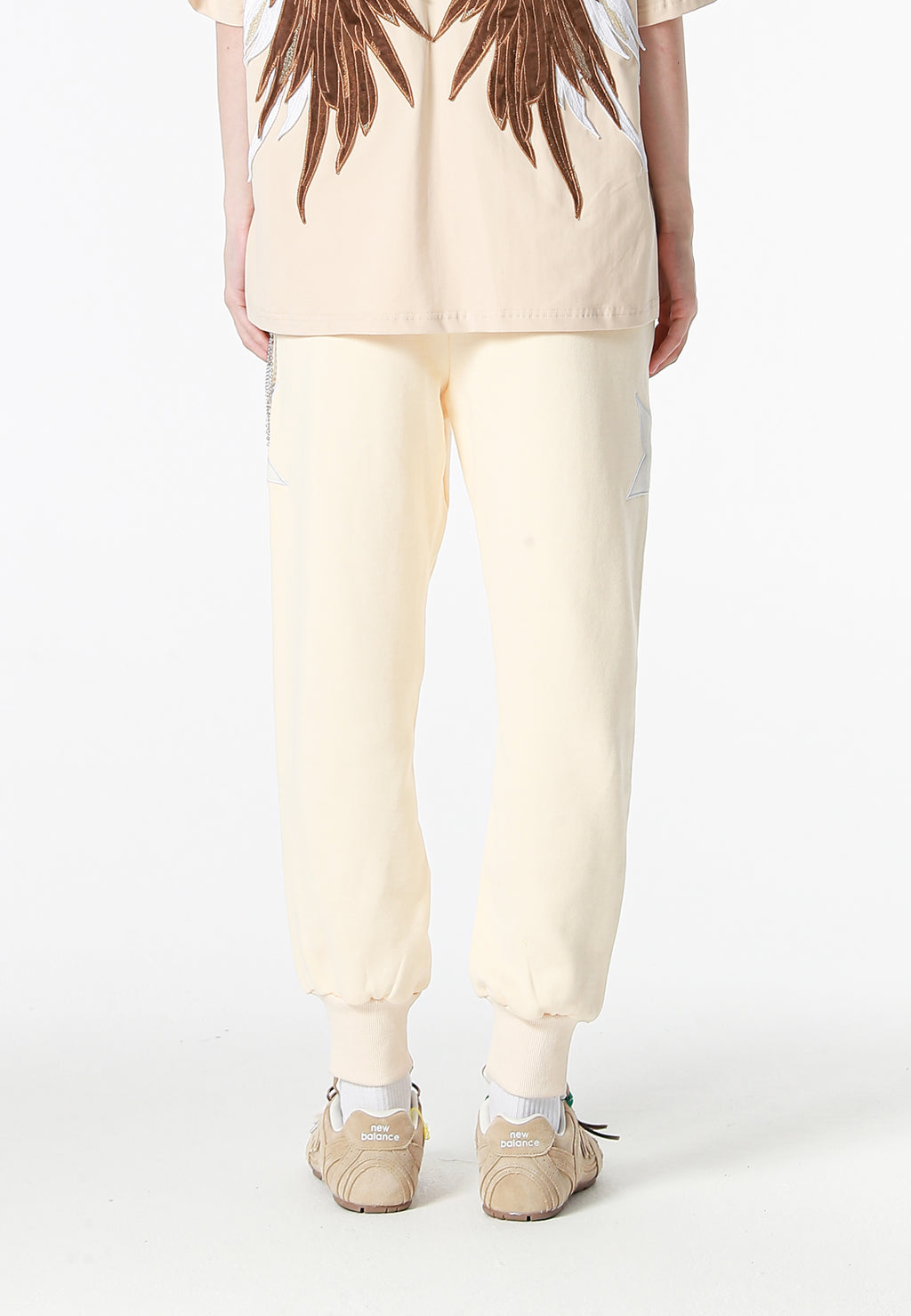 Pantalón jogger Wings con parches de estrellas y cadena lateral | MWM [PS_COLORS:BEIGE]