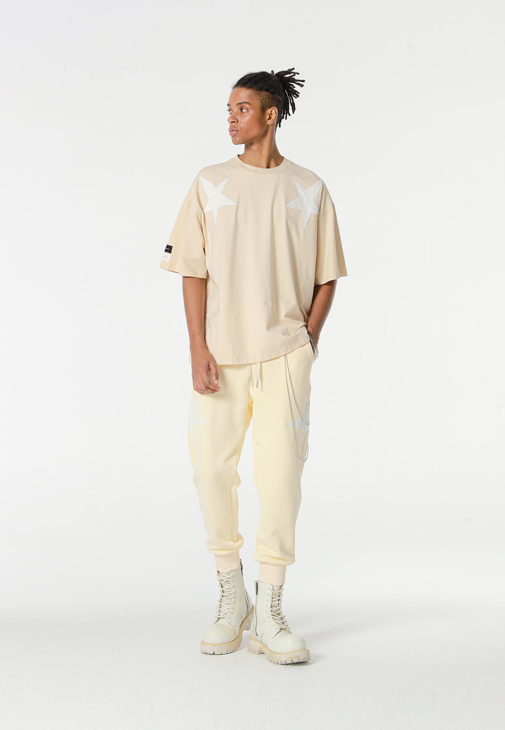 Pantalón jogger Wings con parches de estrellas y cadena lateral | MWM [PS_COLORS:BEIGE]