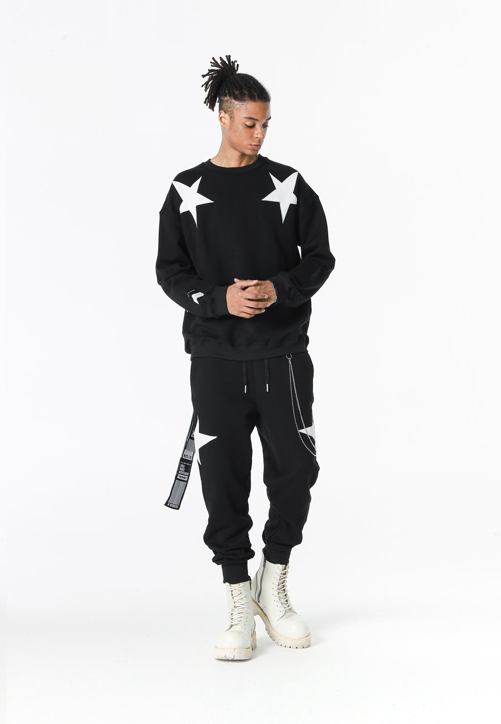 Pantalón jogger Wings con parches de estrellas y cadena lateral | MWM [PS_COLORS:BLACK]