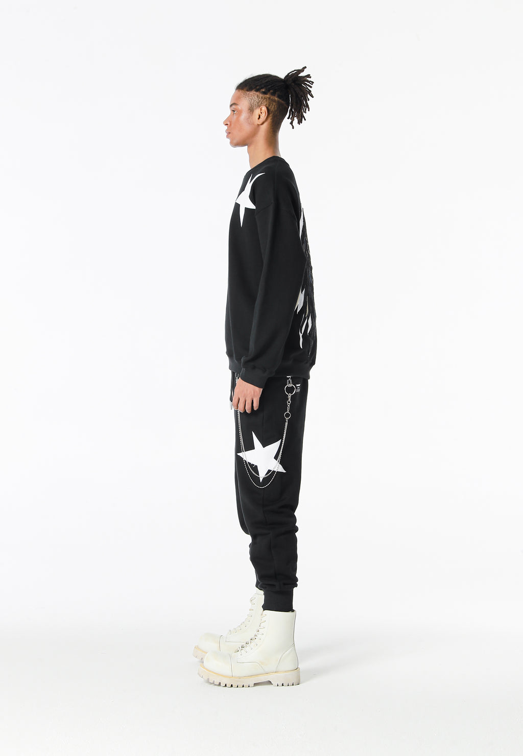 Pantalón jogger Wings con parches de estrellas y cadena lateral | MWM [PS_COLORS:BLACK]