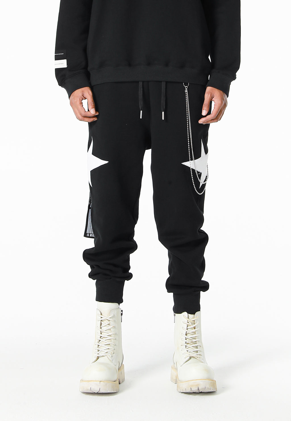 Pantalón jogger Wings con parches de estrellas y cadena lateral | MWM [PS_COLORS:BLACK]