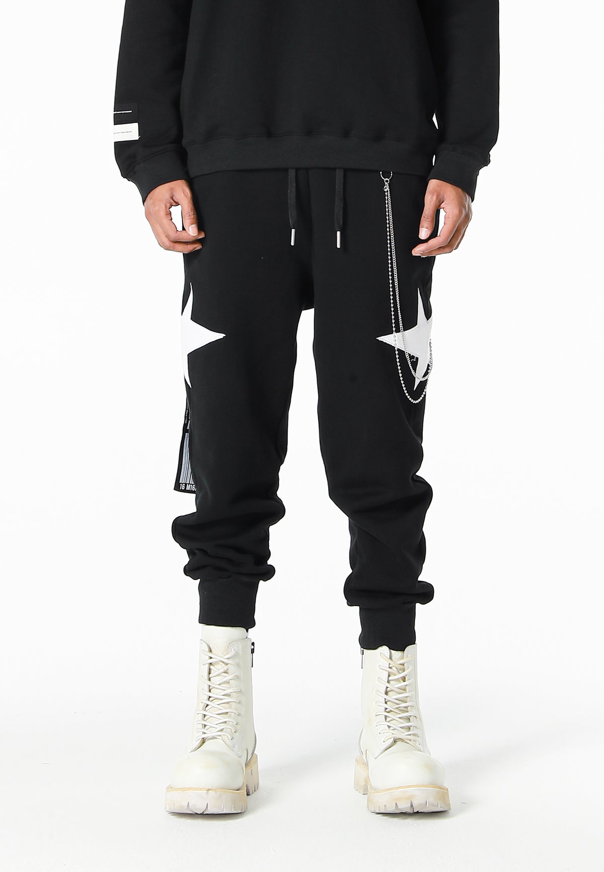 Pantalón jogger Wings con parches de estrellas y cadena lateral | MWM [PS_COLORS:BLACK]