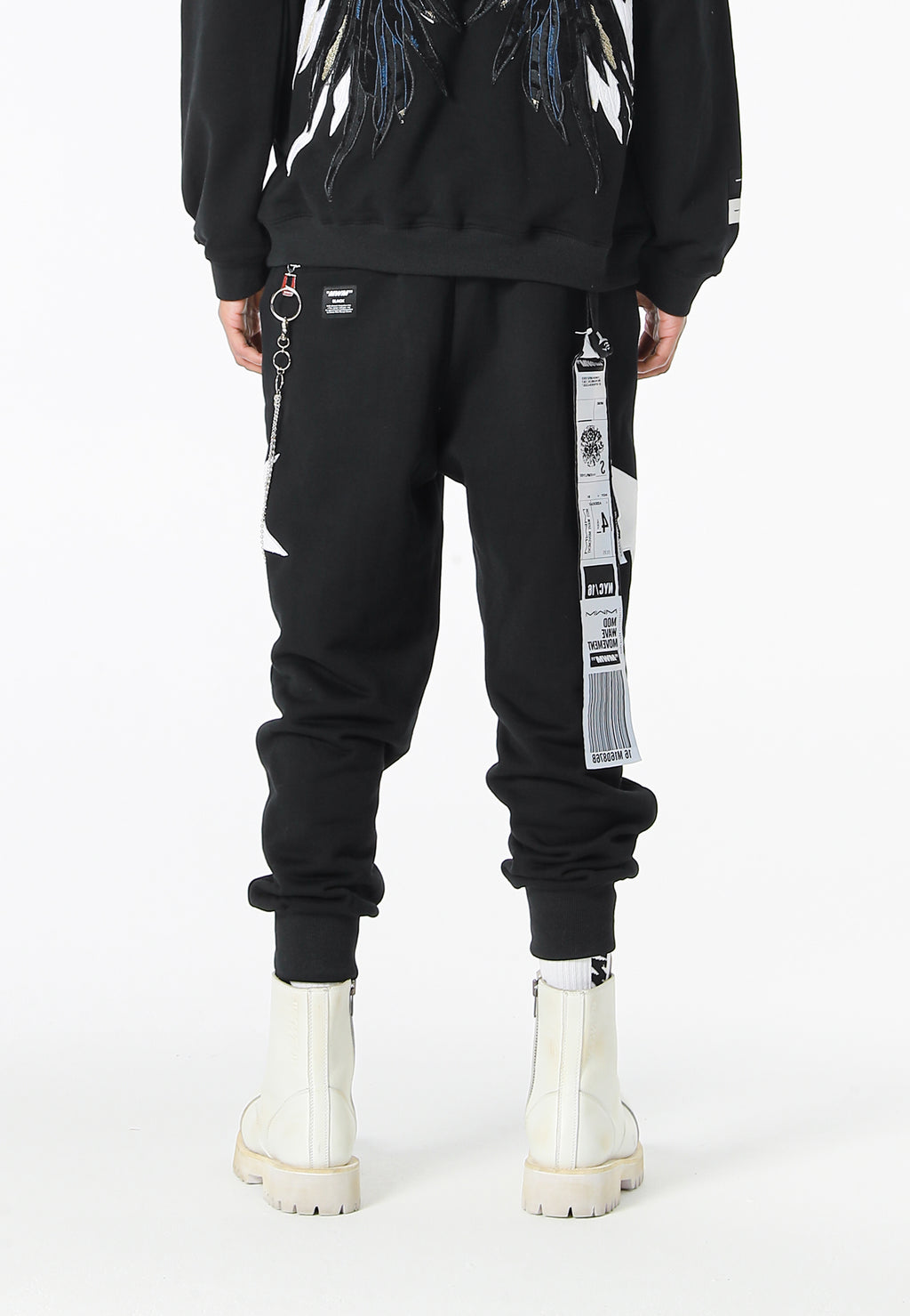 Pantalón jogger Wings con parches de estrellas y cadena lateral | MWM [PS_COLORS:BLACK]