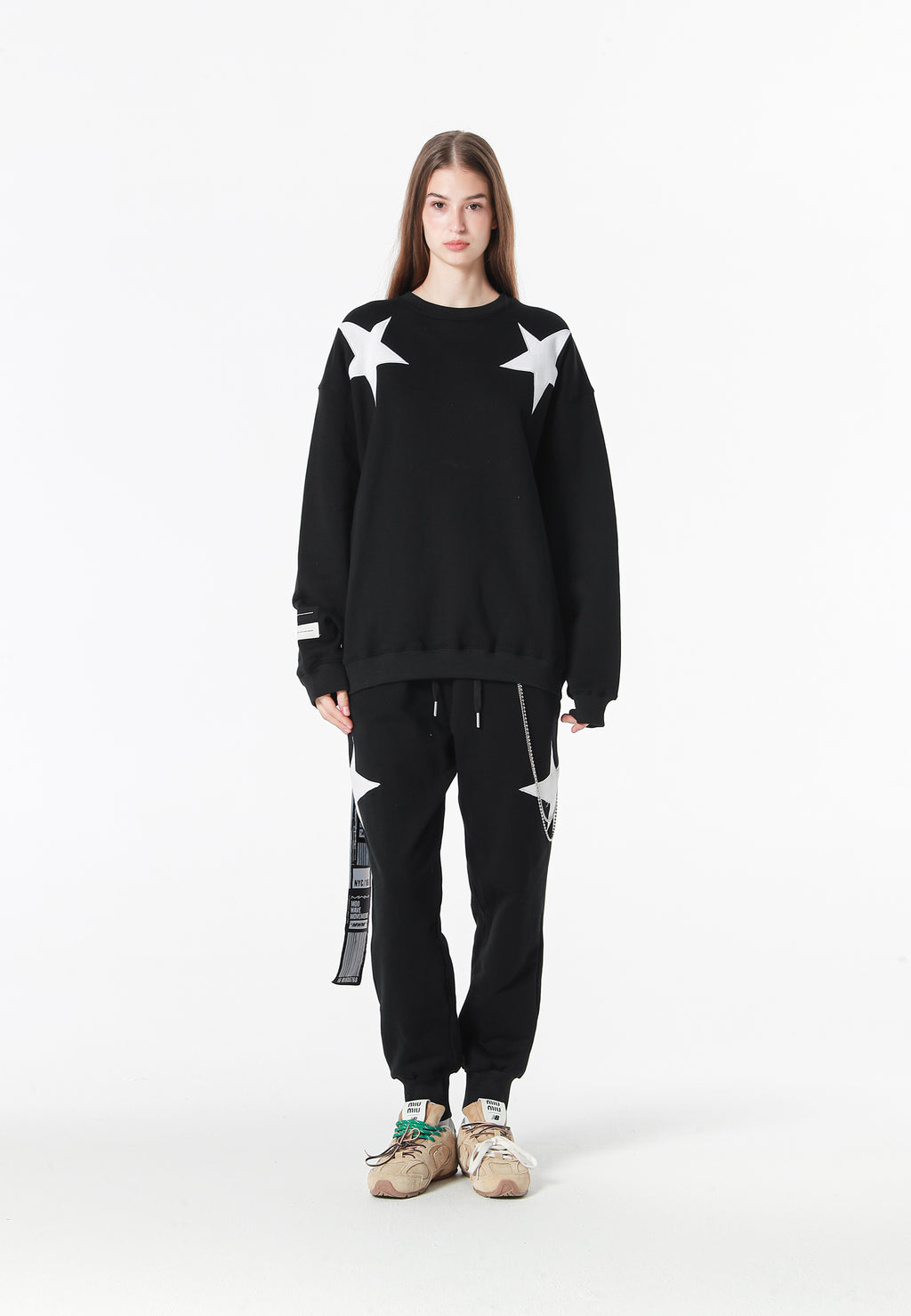 Pantalón jogger Wings con parches de estrellas y cadena lateral | MWM [PS_COLORS:BLACK]