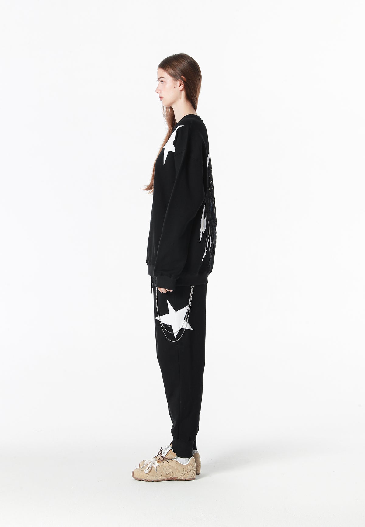 Pantalón jogger Wings con parches de estrellas y cadena lateral | MWM [PS_COLORS:BLACK]