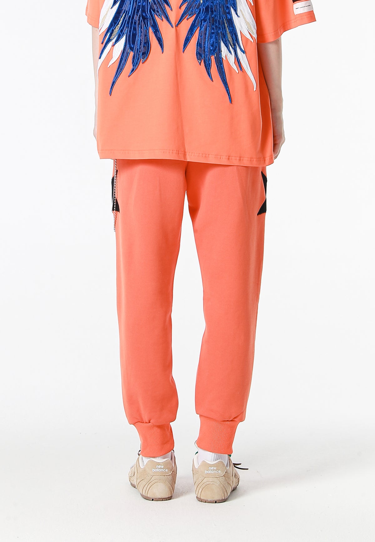 Pantalón jogger Wings con parches de estrellas y cadena lateral | MWM [PS_COLORS:ORANGE]