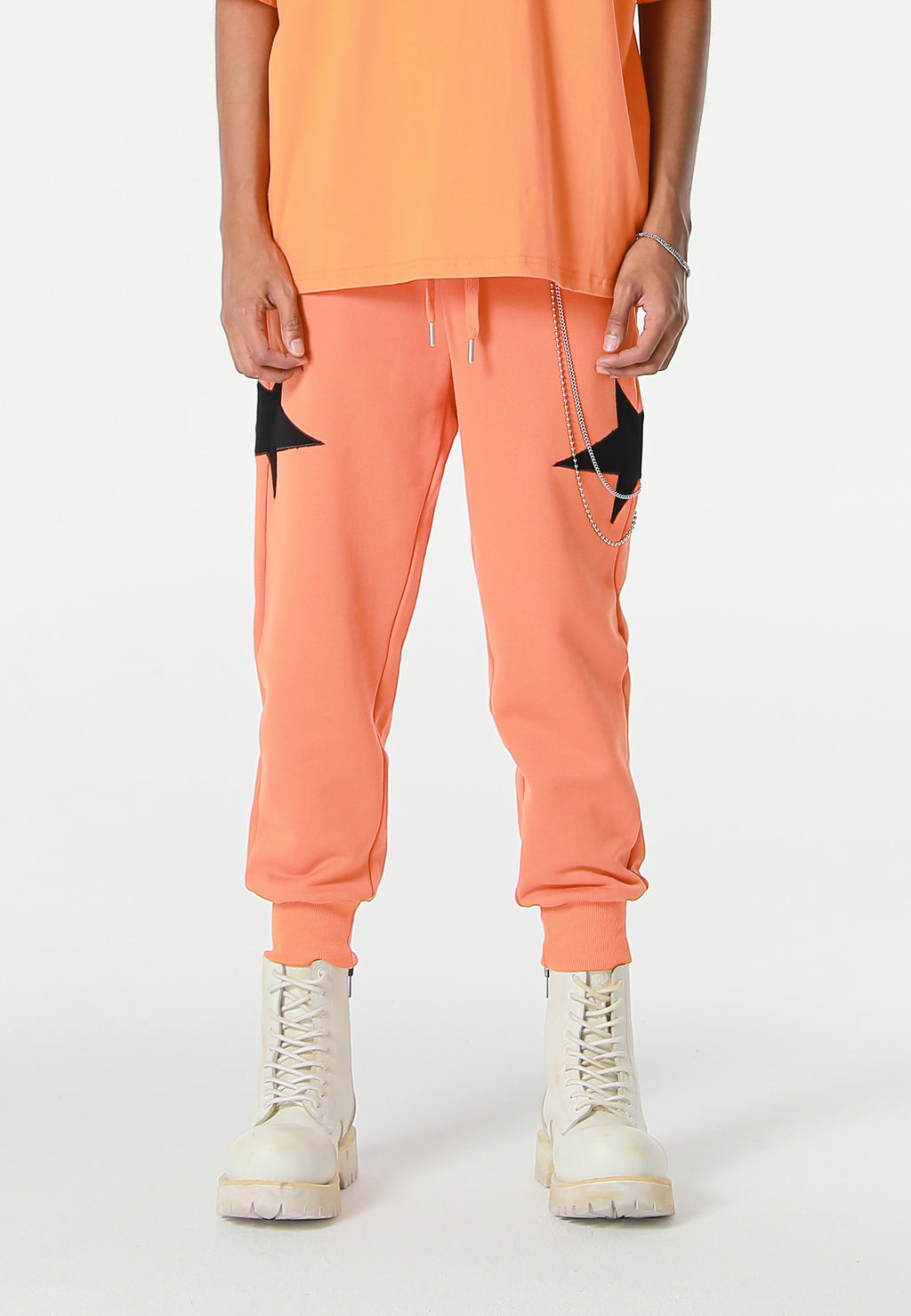 Pantalón jogger Wings con parches de estrellas y cadena lateral | MWM [PS_COLORS:ORANGE]