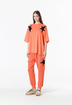 Pantalón jogger Wings con parches de estrellas y cadena lateral | MWM [PS_COLORS:ORANGE]