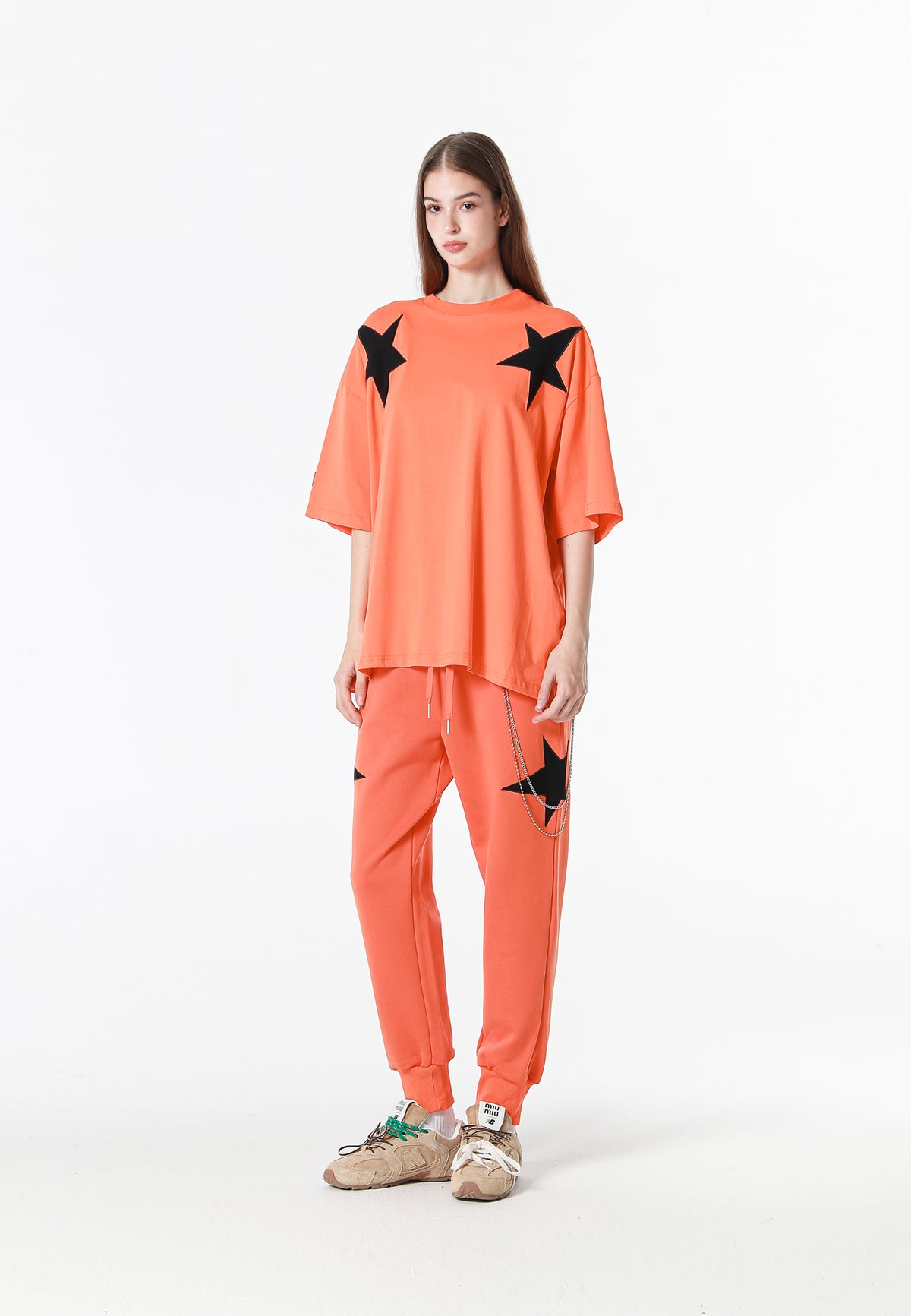 Pantalón jogger Wings con parches de estrellas y cadena lateral | MWM [PS_COLORS:ORANGE]