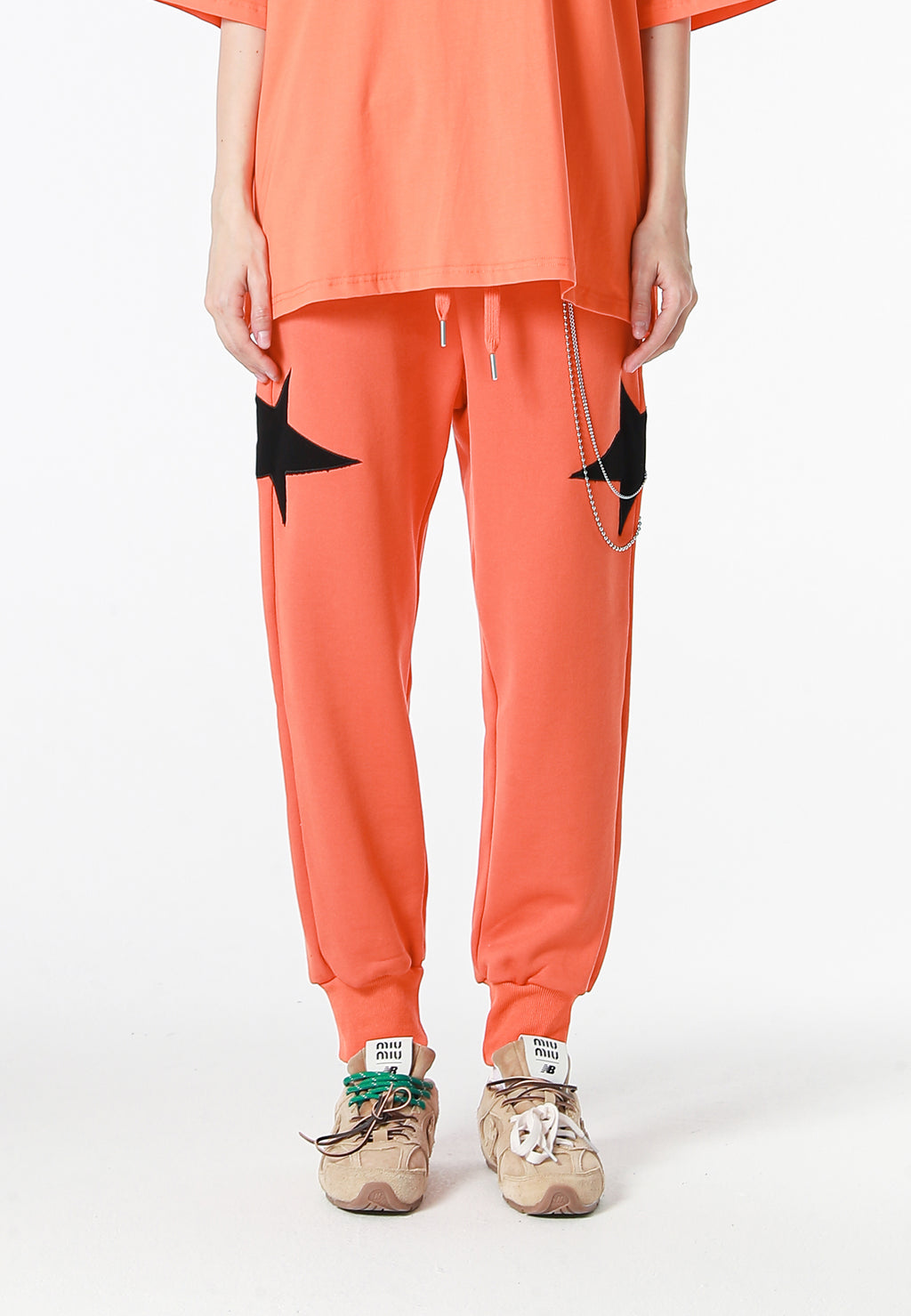 Pantalón jogger Wings con parches de estrellas y cadena lateral | MWM [PS_COLORS:ORANGE]