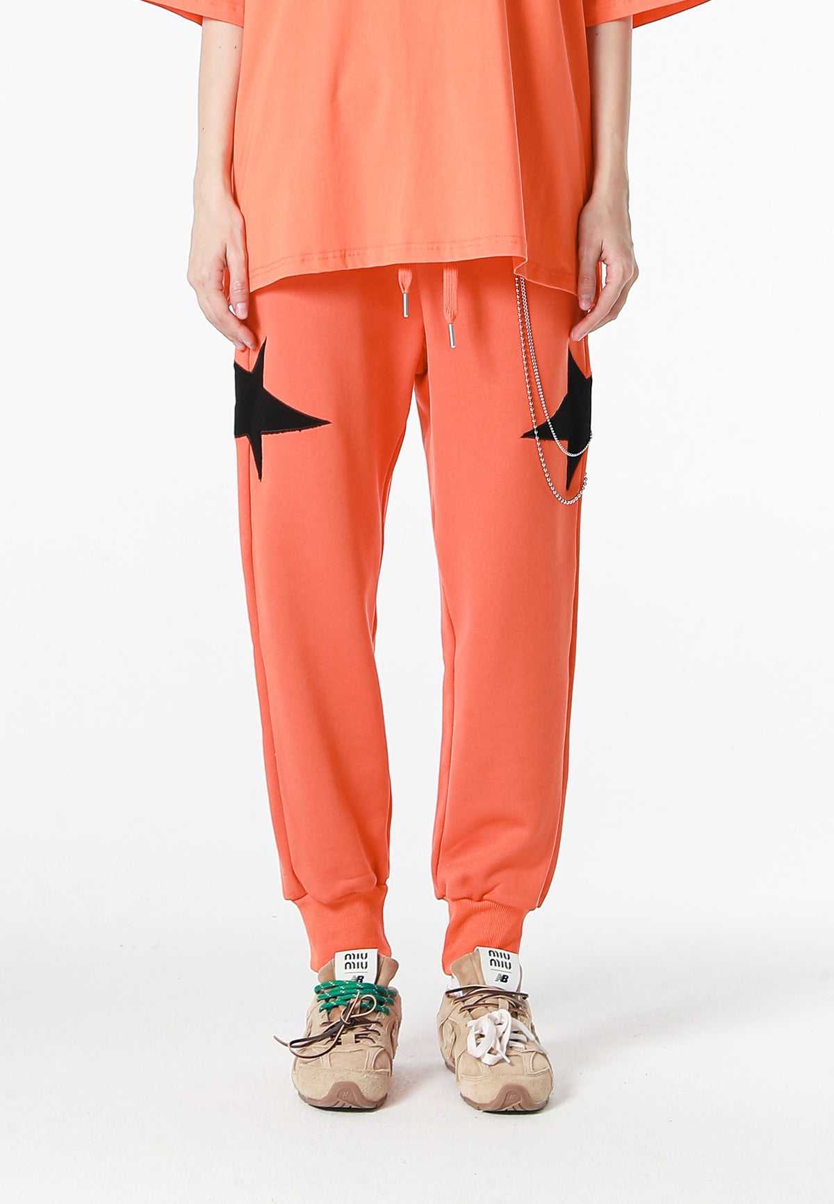 Pantalón jogger Wings con parches de estrellas y cadena lateral | MWM [PS_COLORS:ORANGE]