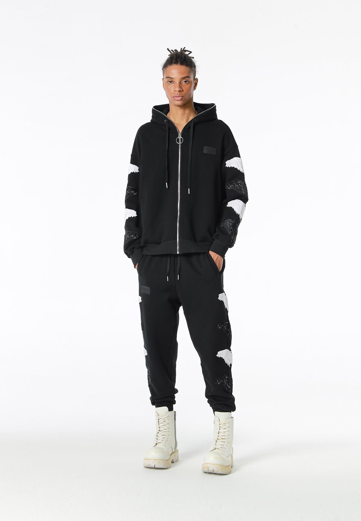 Pantalón jogger Wings con parches Mini Wings en los laterales | MWM [PS_COLORS:BLACK]