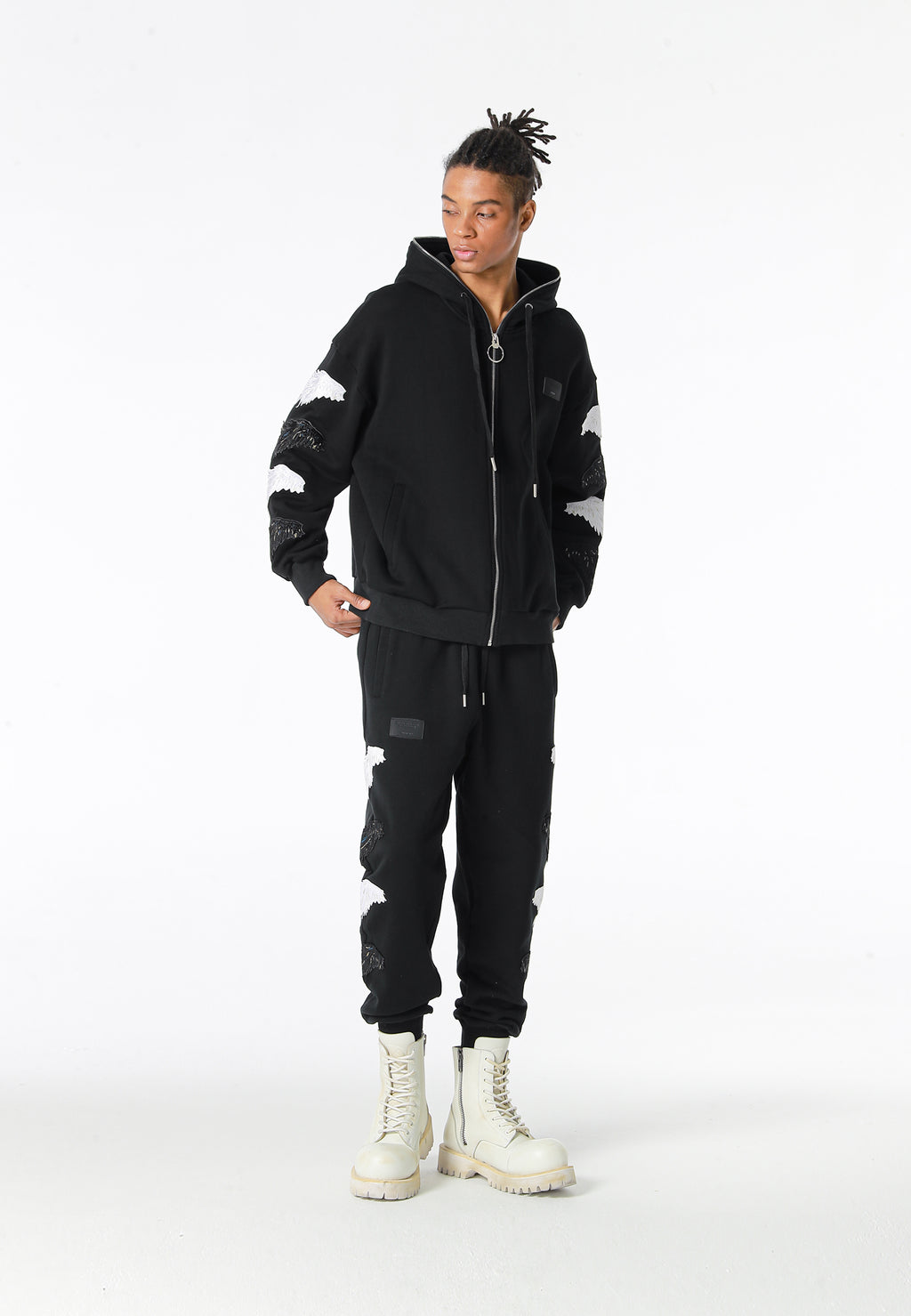 Pantalón jogger Wings con parches Mini Wings en los laterales | MWM [PS_COLORS:BLACK]