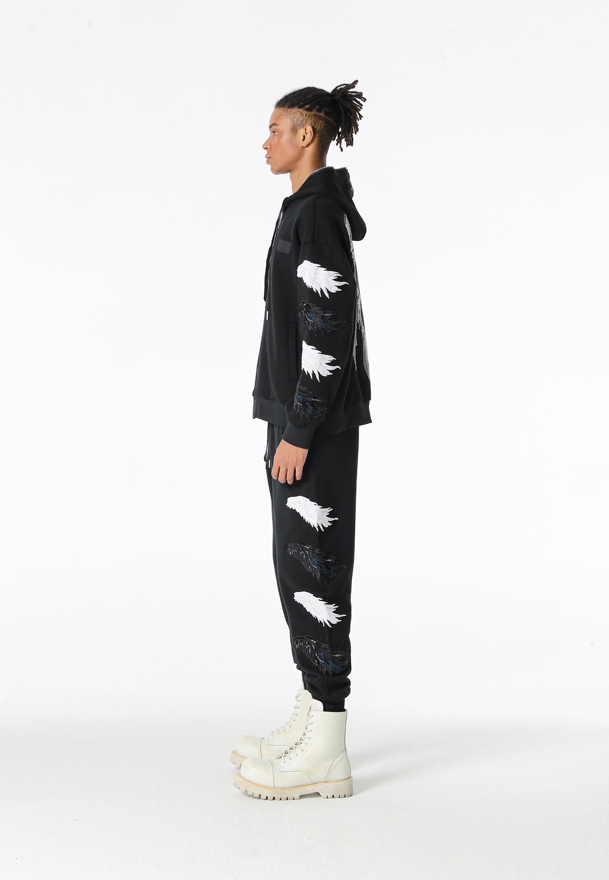Pantalón jogger Wings con parches Mini Wings en los laterales | MWM [PS_COLORS:BLACK]