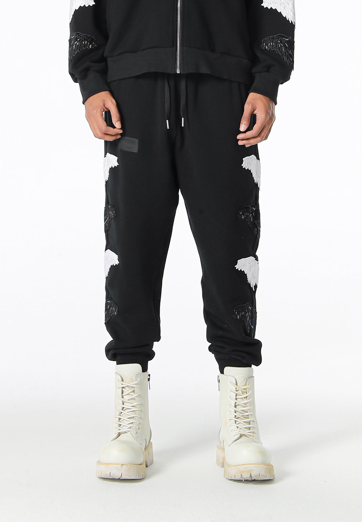 Pantalón jogger Wings con parches Mini Wings en los laterales | MWM [PS_COLORS:BLACK]