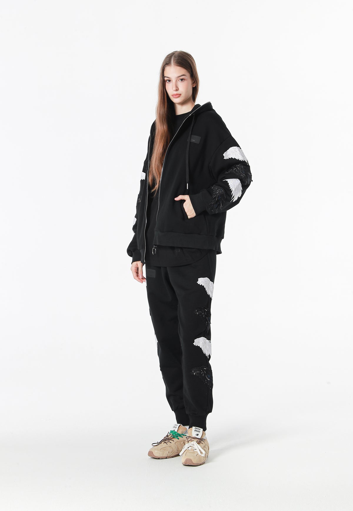 Pantalón jogger Wings con parches Mini Wings en los laterales | MWM [PS_COLORS:BLACK]