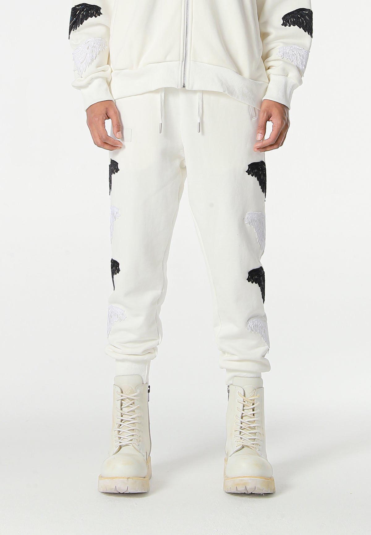 Pantalón jogger Wings con parches Mini Wings en los laterales | MWM [PS_COLORS:BLACK,WHITE]