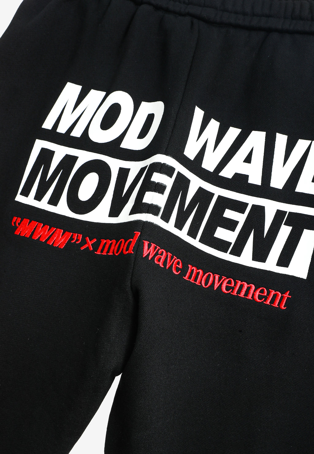 Pantalón TEDDY de corte recto y relajado con bordado Mod Wave Movement en la parte trasera | MWM [PS_COLORS:BLACK]