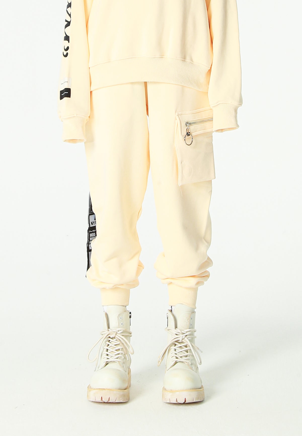 Pantalón jogger Vanguard Dogs con bolsillo cargo lateral y bordado trasero | MWM [PS_COLORS:ECRU]