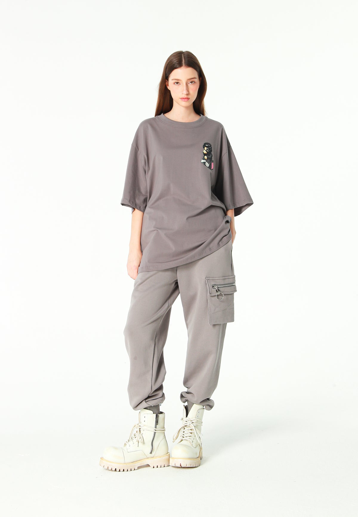 Pantalón jogger Vanguard Dogs con bolsillo cargo lateral y bordado trasero | MWM [PS_COLORS:GREY]