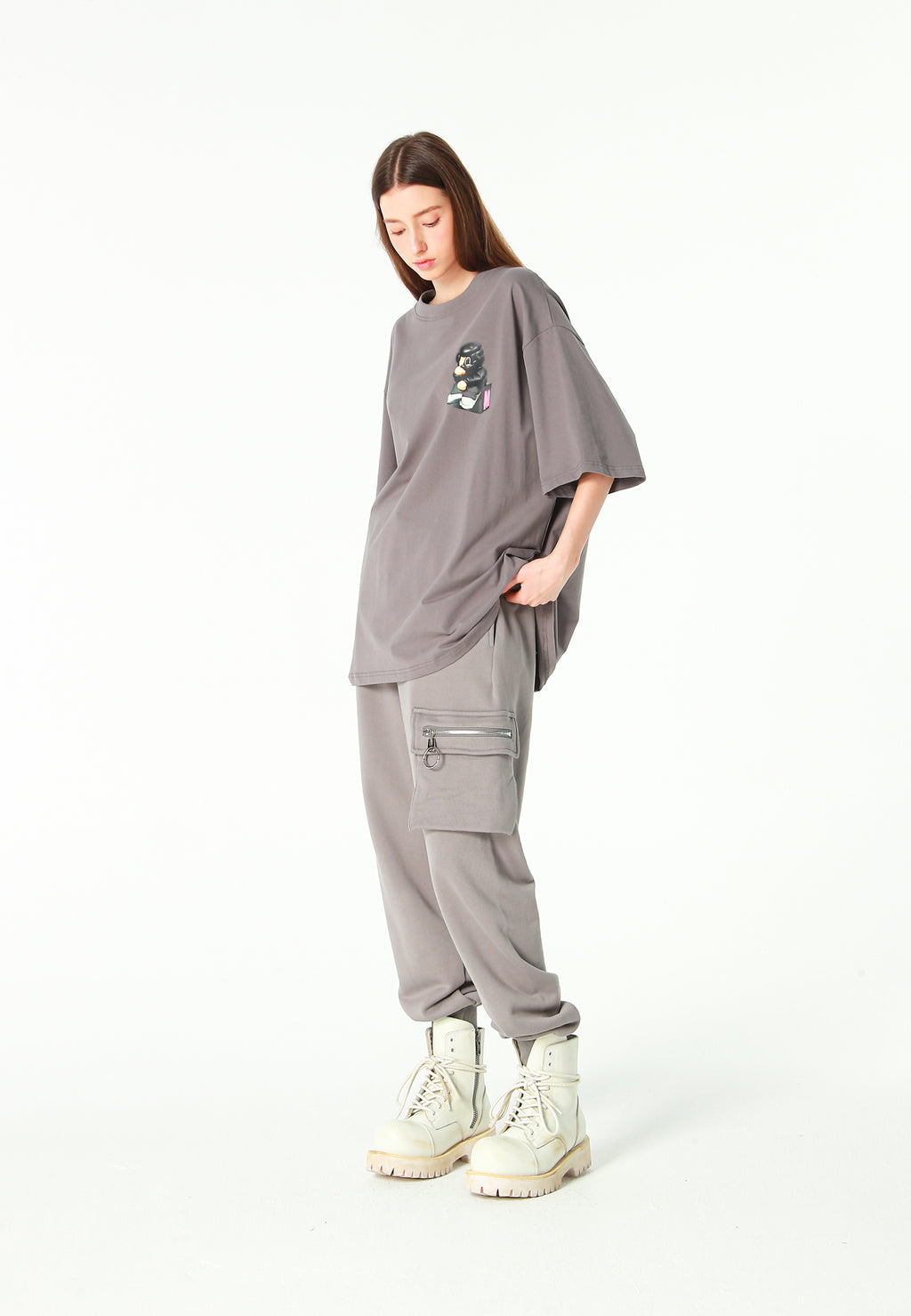 Pantalón jogger Vanguard Dogs con bolsillo cargo lateral y bordado trasero | MWM [PS_COLORS:GREY]