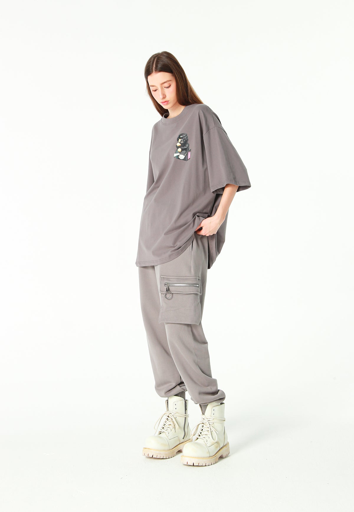 Pantalón jogger Vanguard Dogs con bolsillo cargo lateral y bordado trasero | MWM [PS_COLORS:GREY]