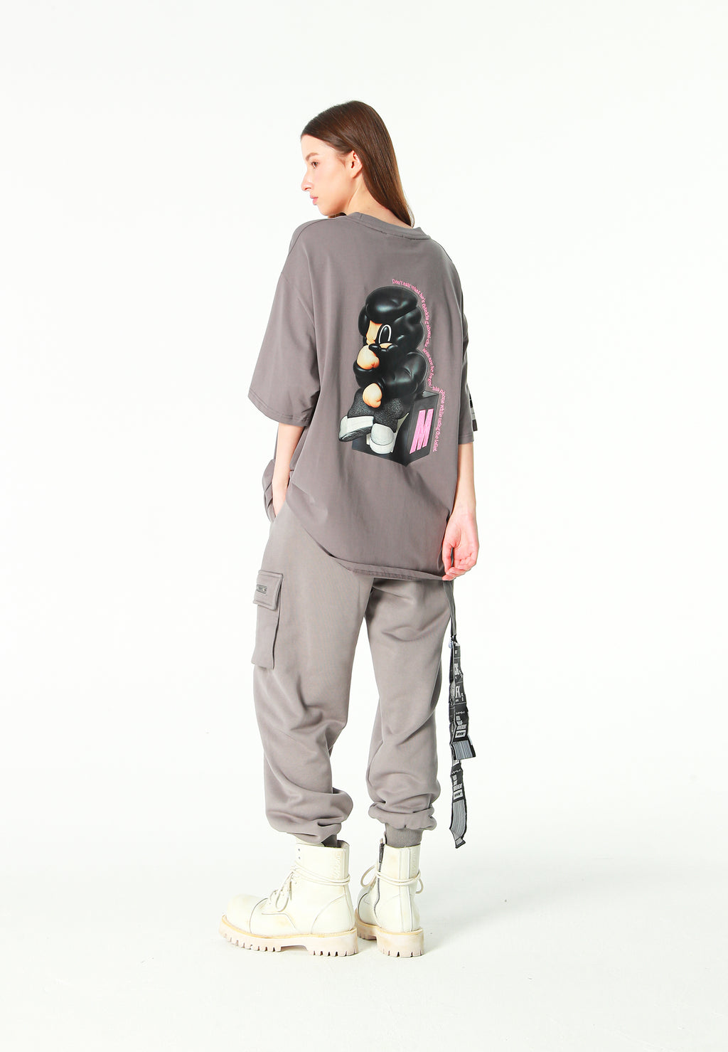 Pantalón jogger Vanguard Dogs con bolsillo cargo lateral y bordado trasero | MWM [PS_COLORS:GREY]
