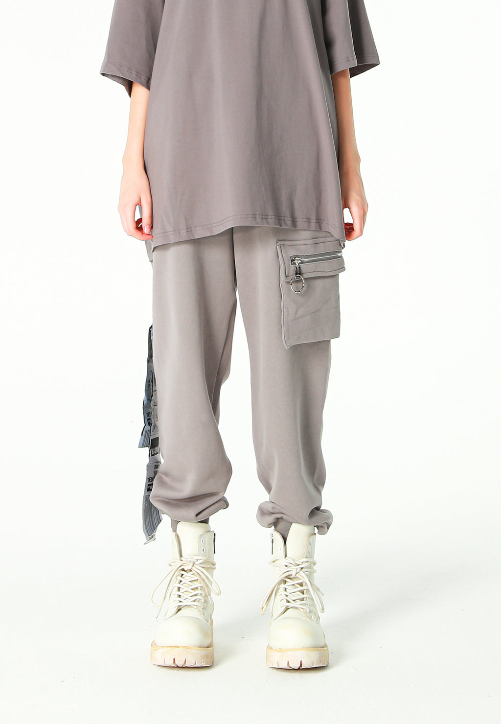 Pantalón jogger Vanguard Dogs con bolsillo cargo lateral y bordado trasero | MWM [PS_COLORS:GREY]