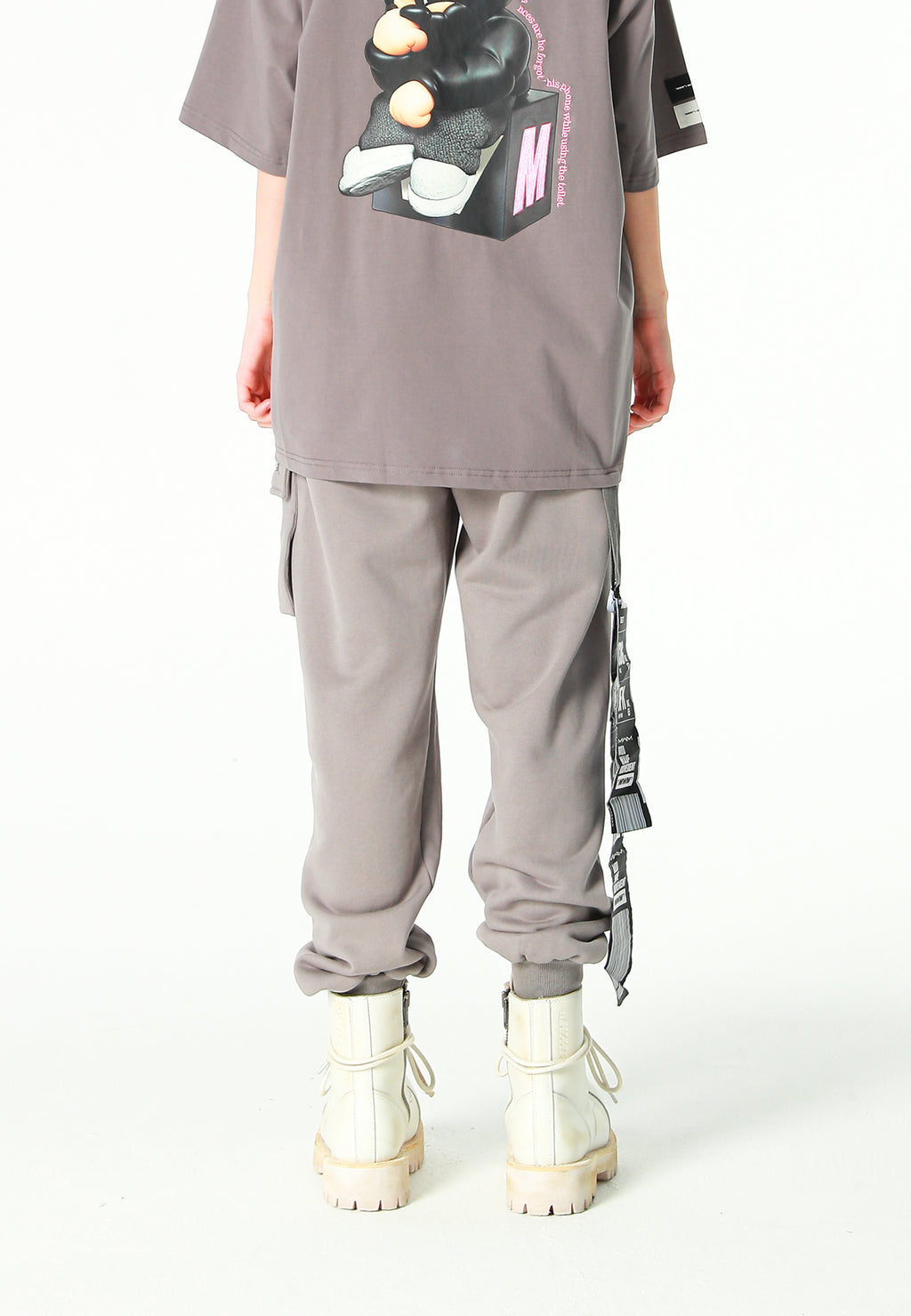 Pantalón jogger Vanguard Dogs con bolsillo cargo lateral y bordado trasero | MWM [PS_COLORS:GREY]