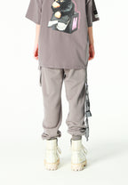 Pantalón jogger Vanguard Dogs con bolsillo cargo lateral y bordado trasero | MWM [PS_COLORS:GREY]
