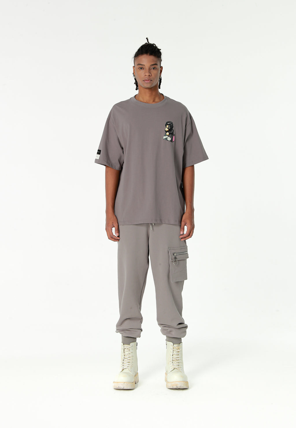 Pantalón jogger Vanguard Dogs con bolsillo cargo lateral y bordado trasero | MWM [PS_COLORS:GREY]