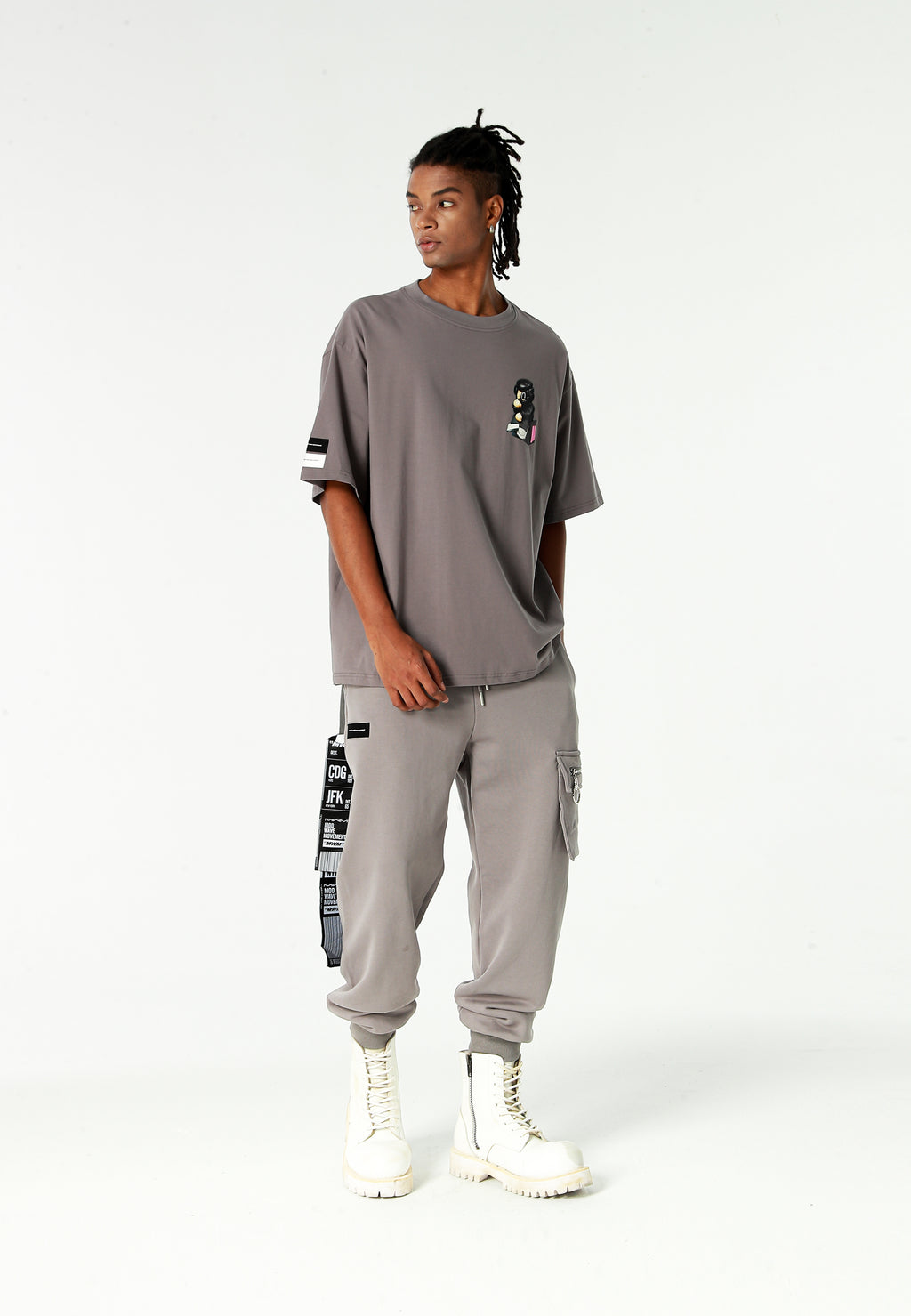 Pantalón jogger Vanguard Dogs con bolsillo cargo lateral y bordado trasero | MWM [PS_COLORS:GREY]