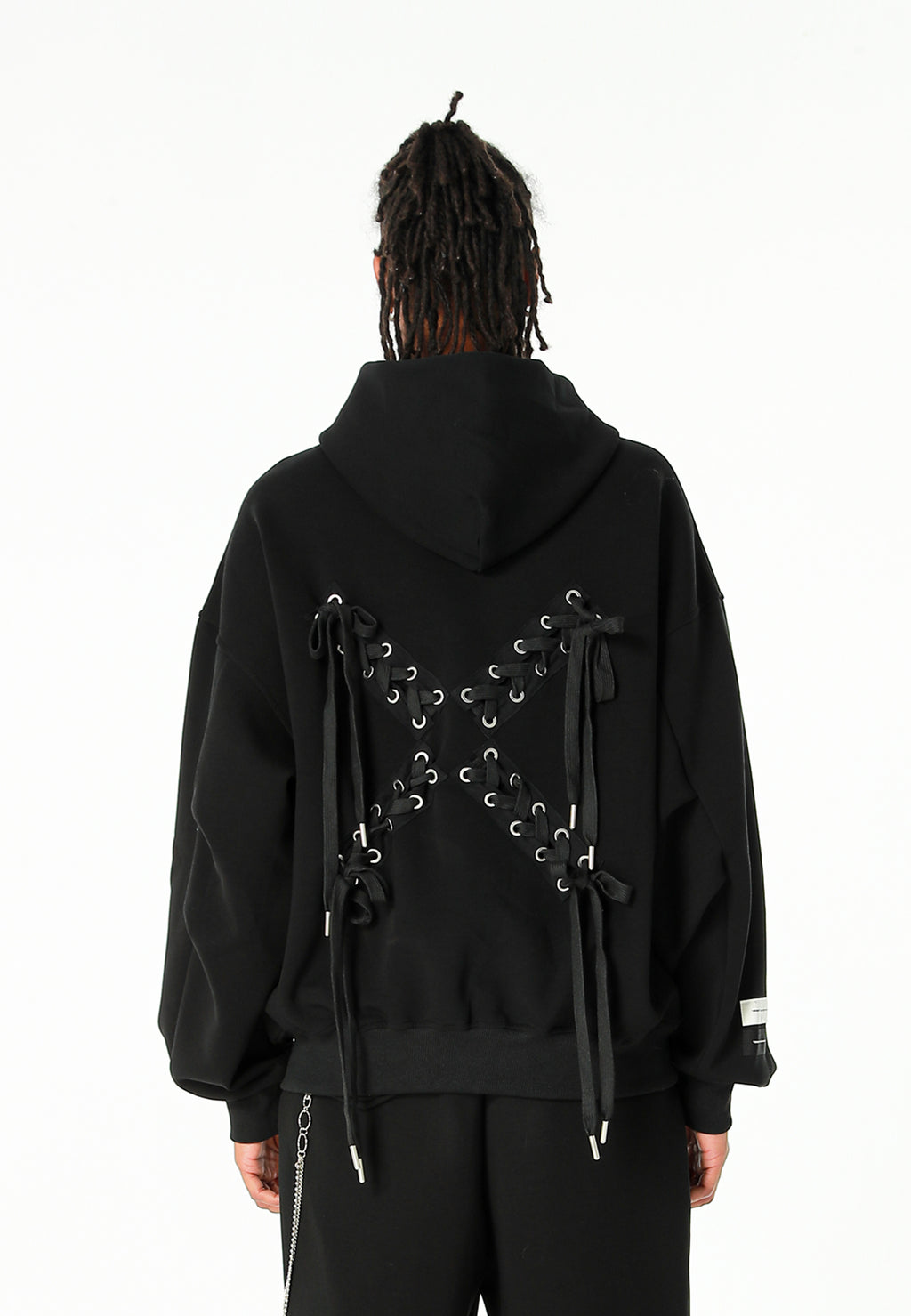 Sudadera corta con detalle triangular y X de cordones cruzados | MWM [PS_COLORS:BLACK]
