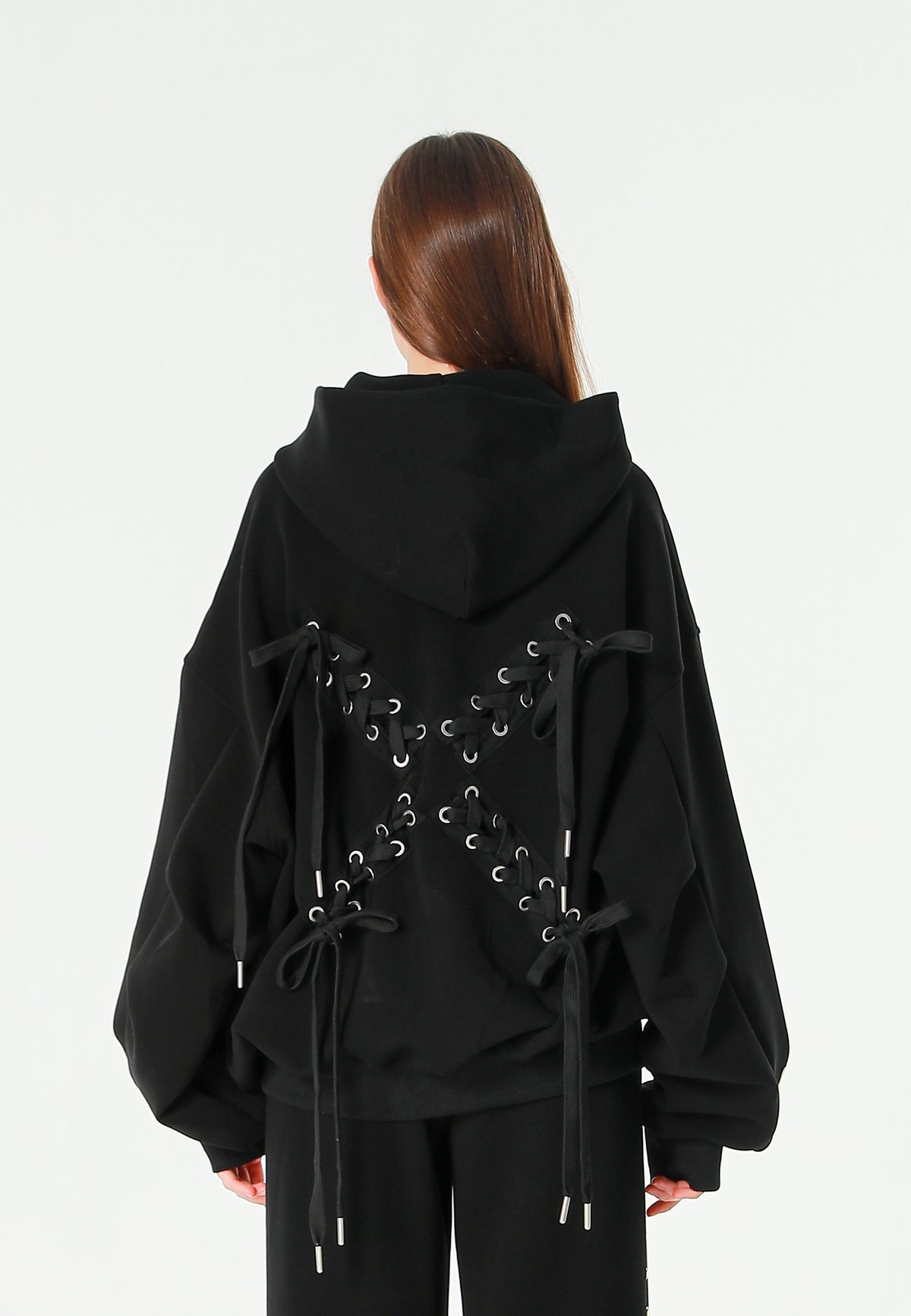 Sudadera corta con detalle triangular y X de cordones cruzados | MWM [PS_COLORS:BLACK]