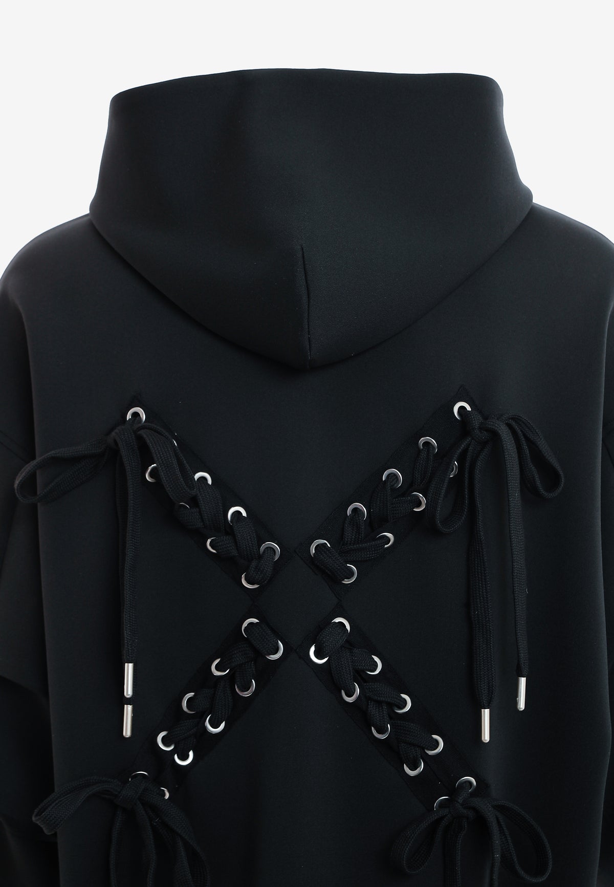 Sudadera corta con detalle triangular y X de cordones cruzados | MWM [PS_COLORS:BLACK]