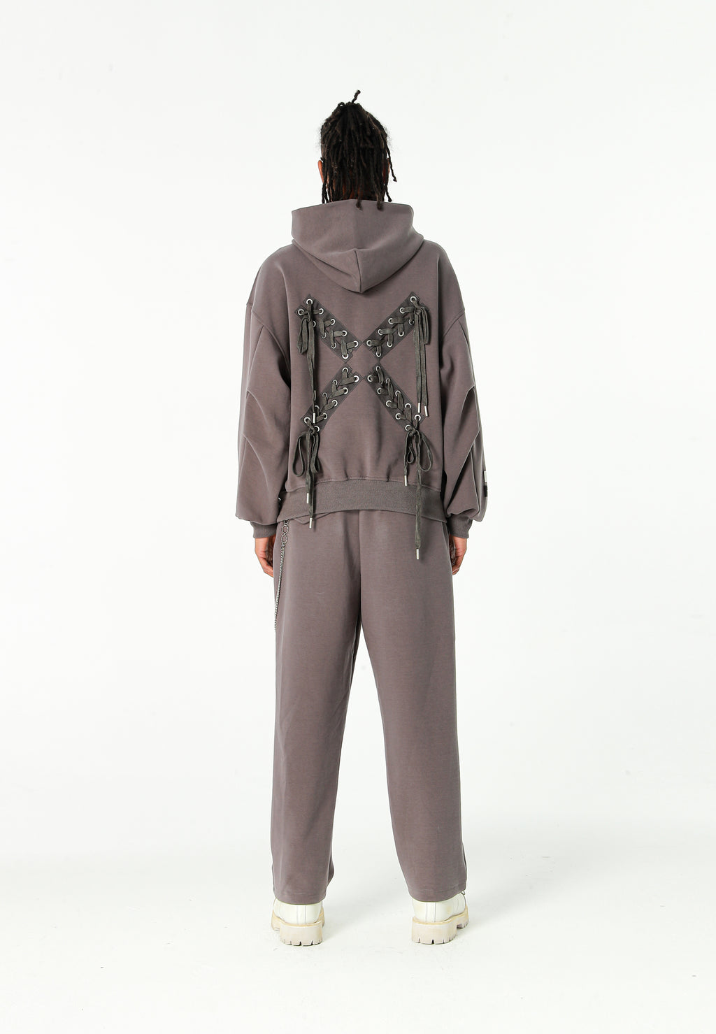 Sudadera corta con detalle triangular y X de cordones cruzados | MWM [PS_COLORS:GREY]