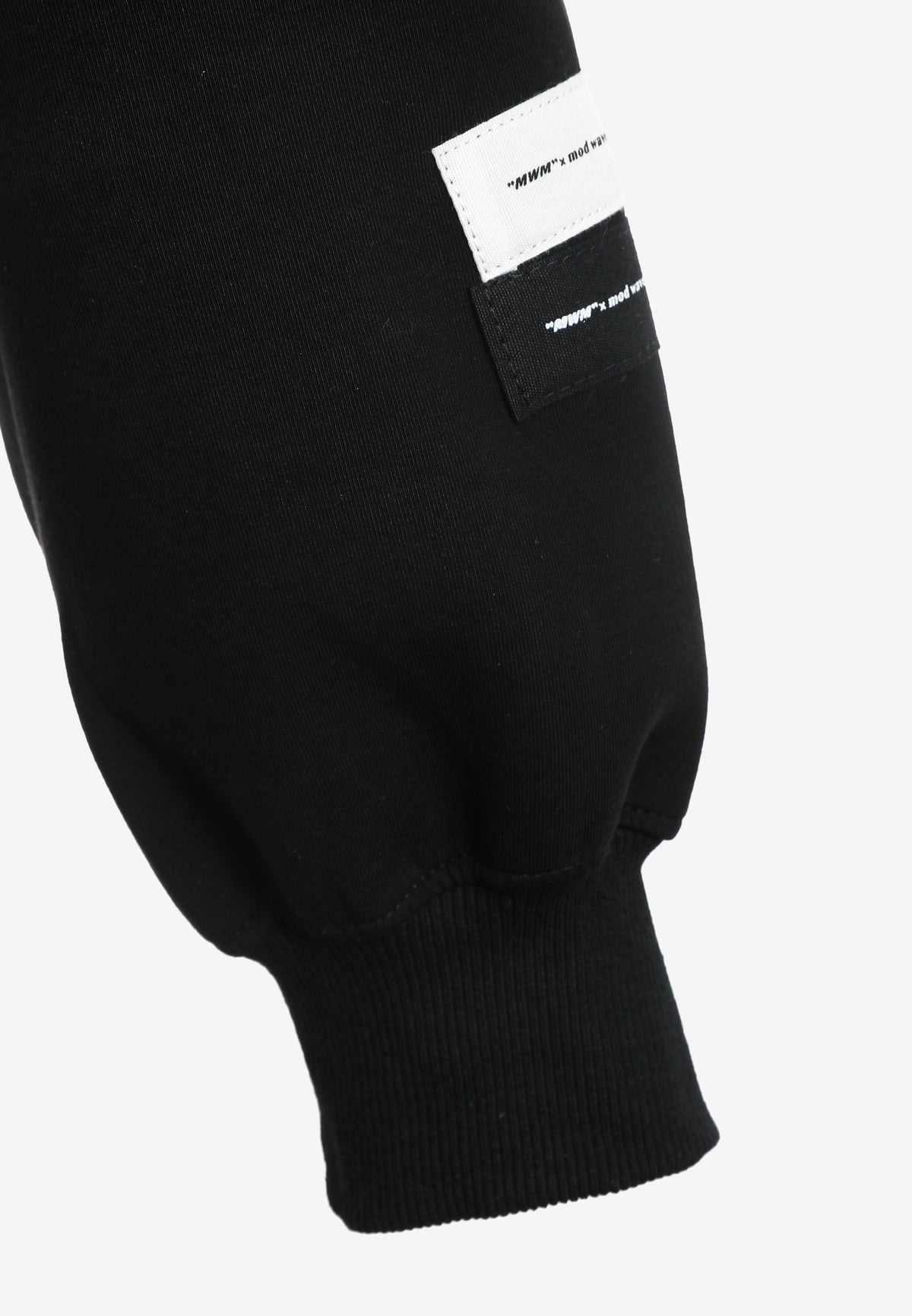 Sudadera con capucha, cremallera frontal, mangas globo y tachuelas metálicas | MWM [PS_COLORS:BLACK]